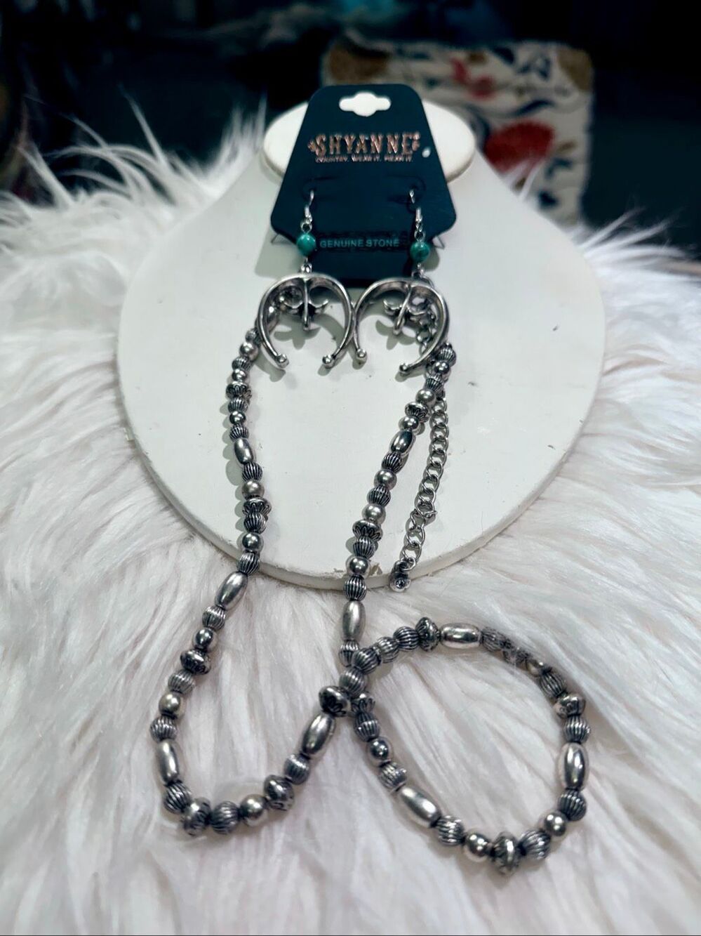NWT Shyanne earring and necklace set